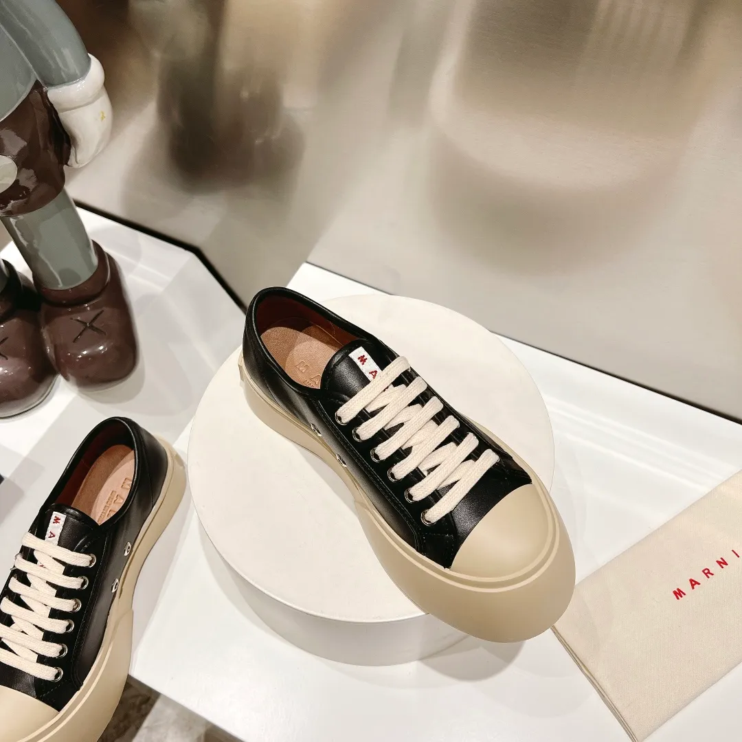 👟👟Ex-factory price 480👟👟 (exclusive top quality) Marni|Mary Jane big head doll shoes‼ ️Upgraded outsole, consistent lasting process with the original version, upgraded to the latest official original packaging‼ ️ Mani’s incomparable and versatile white shoes! I'm tired of the regular white shoes, so I bought a pair of different style thick-soled big-toe shoes. Paris International Fashion Week catwalk model, purchase-level version, all Internet celebrities wear it, Song Zuer, Zhao Lusi, Huo🔥 Show... [4.5cm increased sole] Not bulky, light and soft, comfortable on the feet! It feels very good on your feet and doesn't scratch your feet at all! Extremely comfortable! Daily travel! Wear whatever you like regardless of the occasion, no fear of any dress code, no pressure to dress! ✔Upper: imported cowhide fabric ✔Lining: lambskin lining ✔Outsole: exclusive original molded 1:1 rubber ➕T👟👟factory price U outsole! Floating beige is not completely white. Difference between market currencies We are different‼ ️ ✔𝐒𝐢𝐳𝐞: 35-40